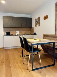 a kitchen with a table and chairs in a room at Rittertal-Altholzseeblick in Altmünster