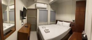 a small room with a bed and a sink at ON'S Place in Pattaya