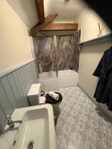 a bathroom with a toilet and a bath tub at Beck cottage in Rosedale Abbey +14 photos