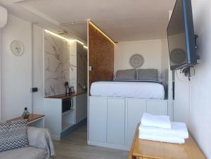 a small room with a bed and a kitchen at "El Rincón de Sevilla 3" A 9 min en metro del centro de Sevilla in San Juan de Aznalfarache
