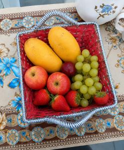 a tray of fruit sitting on a table at The Onyx by 7 Valleys in Islamabad