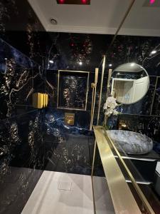 a bathroom with a sink and a mirror at Appartement de Luxe à Lyon in Lyon +52 photos
