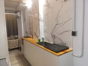 a kitchen with a sink and a counter top at "El Rincón de Sevilla 3" A 9 min en metro del centro de Sevilla in San Juan de Aznalfarache