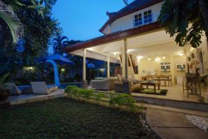 Ein Garten an der Unterkunft Villa Alam Biru Gardenia