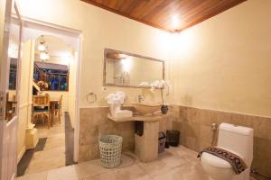 Ein Badezimmer in der Unterkunft Villa Alam Biru Gardenia