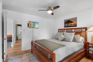 a bedroom with a bed and a ceiling fan at Kona Mansions#226 in Kailua-Kona