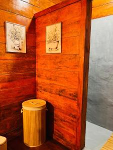 a wooden wall with a trash can in a room at Casa do Príncipe in Santo António +5 photos