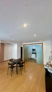 a dining room with a table and chairs in a room at Aqui é o seu lugar. in Bobadela
