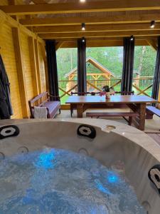a hot tub in the middle of a room with a table at Apartamenty Nad Rzeką z balią in Kacwin