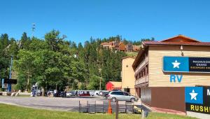 a car parked in a parking lot next to a building at Magnuson Grand Rushmore View in Keystone
