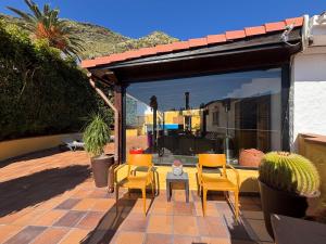 a patio with a group of chairs and a table at Los Jazmines in Agaete