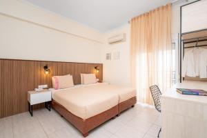 ein Hotelzimmer mit Bett und Badezimmer in der Unterkunft Stratos Hotel in Afytos + 97 Fotos