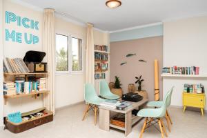 ein Home-Office mit Schreibtisch und Stühlen in der Unterkunft Stratos Hotel in Afytos