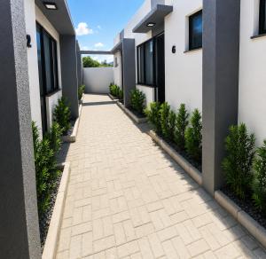 a brick walkway between two buildings at Studio Moderno e Novo - Cozinha Completa, Ar Condicionado e Wifi - Rápido Acesso ao Centro in Chapecó