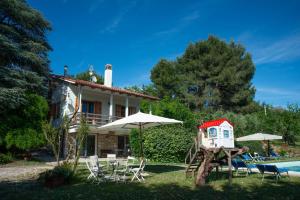 a house with a bird house in the yard at Villa Cassiani in Fiorenzuola di Focara