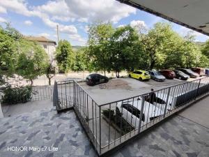 eine Gruppe von Autos, die auf einem Parkplatz geparkt sind in der Unterkunft Apartment Maliva in Weliko Tarnowo