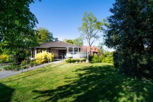a house with a large yard with a house at Int Dörpe in Lengerich
