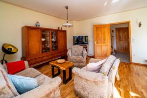 a living room with two couches and a table at Int Dörpe in Lengerich