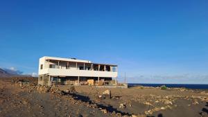 a house on the side of a beach at Kasa surf in Porto Novo