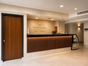 eine Hotellobby mit einem Willkommensschild an der Wand in der Unterkunft Victoria Inn in Ciudad Victoria