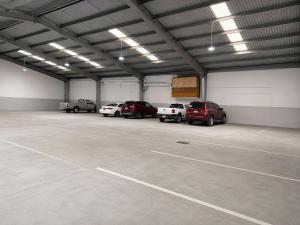 eine Garage mit mehreren darin geparkten Autos in der Unterkunft Victoria Inn in Ciudad Victoria + 20 Fotos