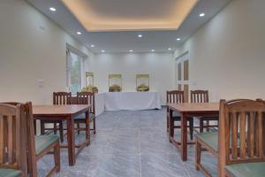 a room with wooden tables and chairs and a table at Royal Cliff Resort Pahalgam in Pahalgām