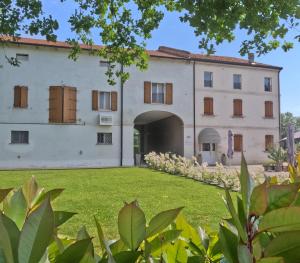 an external view of a building with a yard at Claudio Rooms in Fabbrico