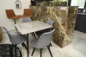 a marble table and chairs in a kitchen at Belgaid résidence OREVA in Oran