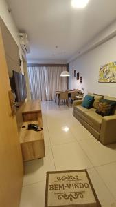 a living room with a couch and a table at Flat Aconchegante - Park Veredas 417 in Rio Quente