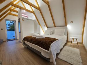 a bedroom with a large bed in a attic at Celeiro do Avô in Santana