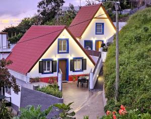 a house with a red roof on a hill at Celeiro do Avô in Santana