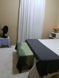 a bedroom with a bed and a window at SPA Alexandre Maia quarto 2 in Juazeiro do Norte