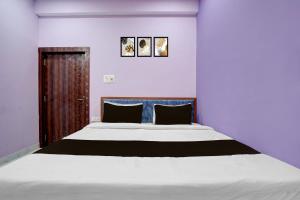 a bedroom with a large white bed with black pillows at Hotel O Regal Retreat in Rānchī +23 photos