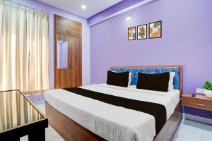 a bedroom with a large bed in a room at Hotel O Regal Retreat in Rānchī
