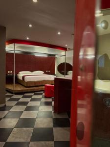 a bedroom with a bed and a checkered floor at DLUXE Auto Hotel ADULTS ONLY in Veracruz