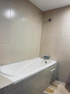 a bathroom with a bath tub with a sink at SINGAPOUR MAROC in Casablanca