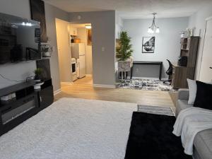 ein Wohnzimmer mit Sofa und Kamin in der Unterkunft Raqsea Condo in Hampton
