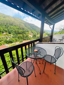 a table and chairs on a balcony with a view at Mountain View Guest House,Geres in Geres