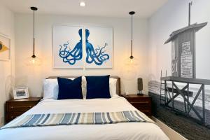 sypialnia z łóżkiem i obrazem ośmiornicy na ścianie w obiekcie Luxury Ocean-View Rooftop | Steps to Beach | A/C w mieście Newport Beach +23 zdjęcia