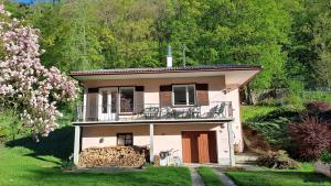 a small house with a balcony on top of it at Nanus Sommerfrische in Hardegg