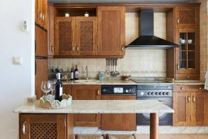 a kitchen with wooden cabinets and a counter top at ESTRELLA del GUADALQUIVIR in Arroyo Frio