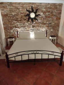 a bed in a room with a brick wall at Studio Lanisa in Kanal