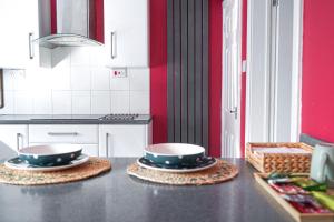 a kitchen counter with two bowls on top of it at CosyColeby in Nottingham