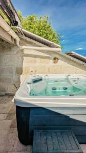 a bath tub sitting on the side of a house at Loft Deliciae in Remoulins