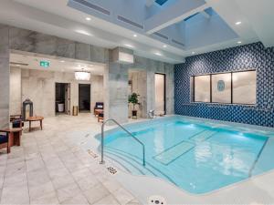 a large swimming pool in a hotel room at 124 on Queen Hotel & Spa in Niagara-on-the-Lake