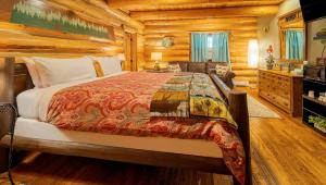 a bedroom with a bed in a log cabin at Dodge Peak Lodge in Bonners Ferry