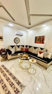 a living room with a couch and a table at مدينة الشرق الزرقاء in Az Zarqa
