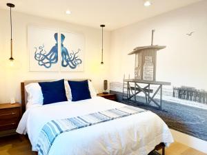 sypialnia z łóżkiem i ośmiornicą na ścianie w obiekcie Luxury Ocean-View Rooftop | Steps to Beach | A/C w mieście Newport Beach