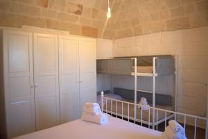 a small room with a bunk bed and a bunk bed at Kasamare- Monopoli in Monopoli