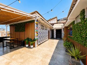 an empty courtyard of a house with plants at Ica Adventures II in Ica